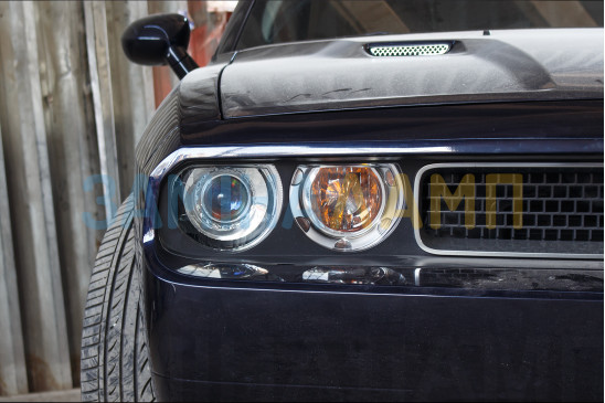 DODGE CHALLENGER встановлення біксенонових лінз Hella F1