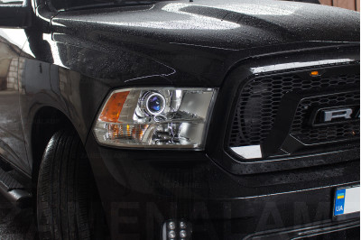 DODGE RAM встановлення біксенонових лінз Hella F1