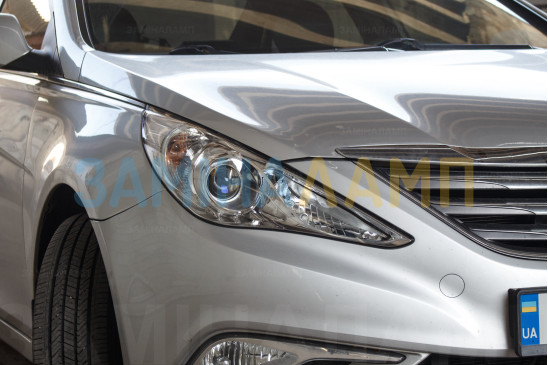 HYUNDAI SONATA YF заміна штатних галогенних лінз на біксенонові лінзи Hella F1