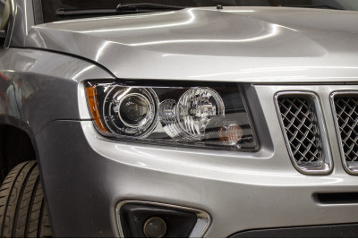 JEEP COMPASS установка биксеноновых линз Hella 5