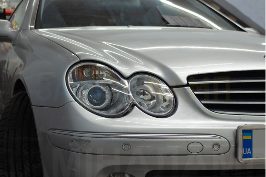 MERCEDES-BENZ W209 встановлення біксенонових лінз Hella 3R Mate Glass