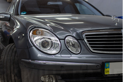 MERCEDES-BENZ W211 заміна штатних лінз на біксенонові лінзи Hella 5