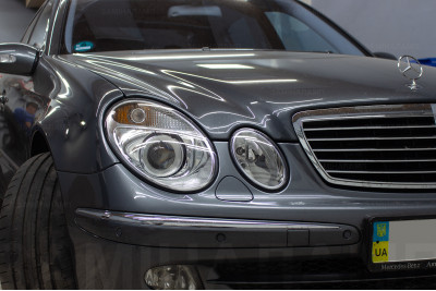 MERCEDES-BENZ W211 замена штатных линз на биксеноновые линзы Hella 5