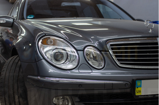 MERCEDES-BENZ W211 заміна штатних лінз на біксенонові лінзи Hella 5