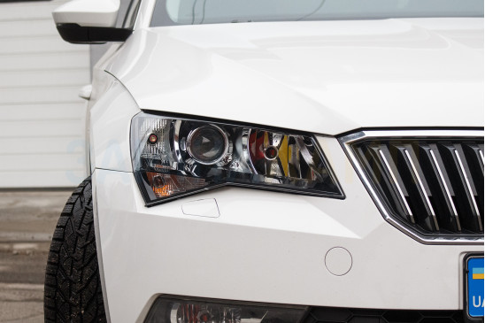 SKODA SUPERB встановлення світлодіодних лінз Bi-Led T-Rex Pro