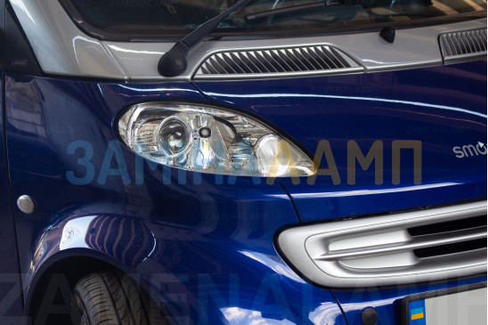 SMART FORTWO встановлення біксенонових лінз Hella 3R Universal