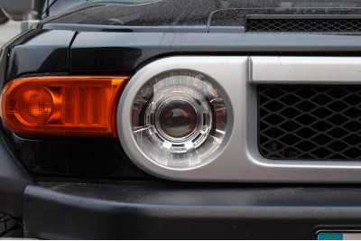 TOYOTA FJ CRUISER установка биксеноновых линз Hella 5