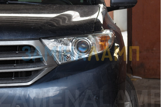 TOYOTA HIGHLANDER заміна штатних лінз на біксенонові лінзи Hella F1