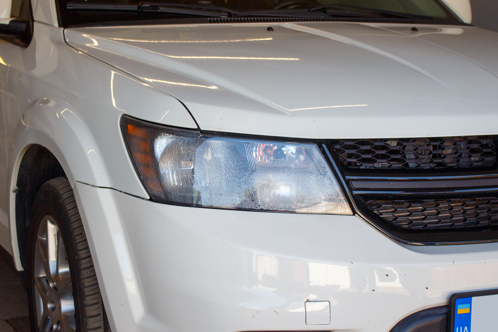 Зовнішній вигляд правої фари Dodge Journey ДО початку робіт із встановлення світлодіодних лінз Bi-LED T-REX One