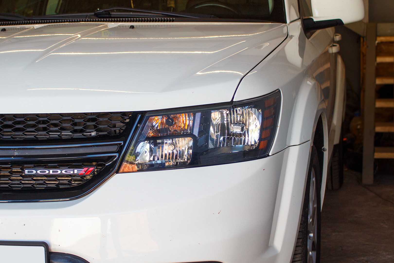 Зовнішній вигляд лівої фари Dodge Journey ДО початку робіт із встановлення світлодіодних лінз Bi-LED T-REX One