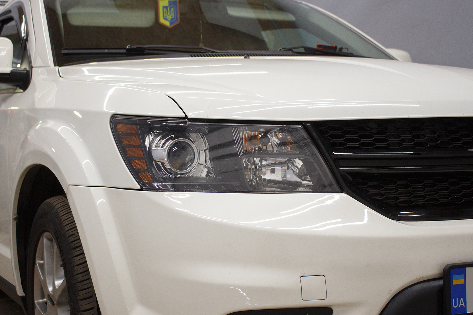 Зовнішній вигляд правої фари Dodge Journey ПІСЛЯ встановлення світлодіодних лінз Bi-LED T-REX One