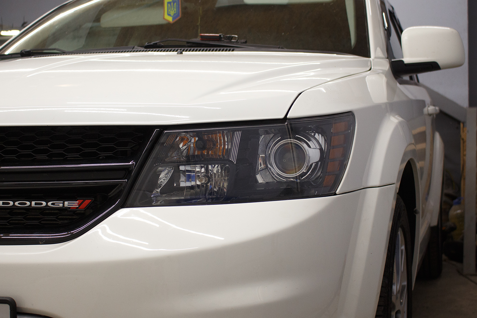 Зовнішній вигляд лівої фари Dodge Journey ПІСЛЯ встановлення світлодіодних лінз Bi-LED T-REX One