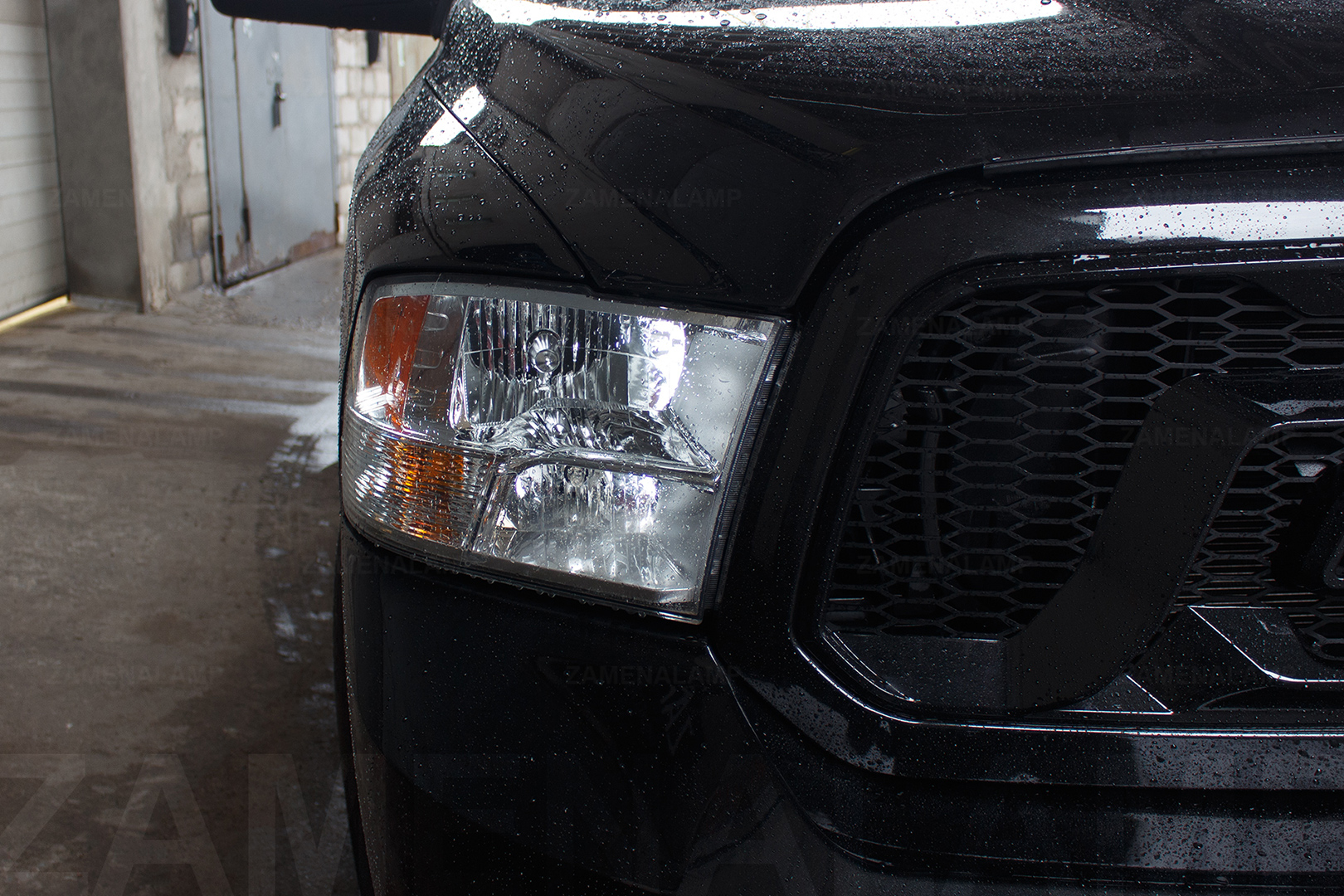 Зовнішній вигляд правої фари Dodge RAM ДО початку робіт із встановлення біксенонових лінз Hella F1
