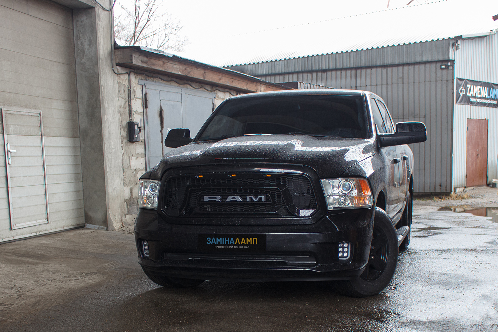 Dodge RAM встановлення біксенонових лінз Hella F1