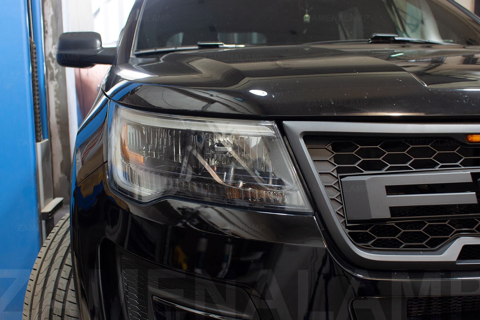 Зовнішній вигляд правої фари Ford Explorer ДО початку робіт по встановленню світлодіодних лінз AOZOOM Bi-Led Laser
