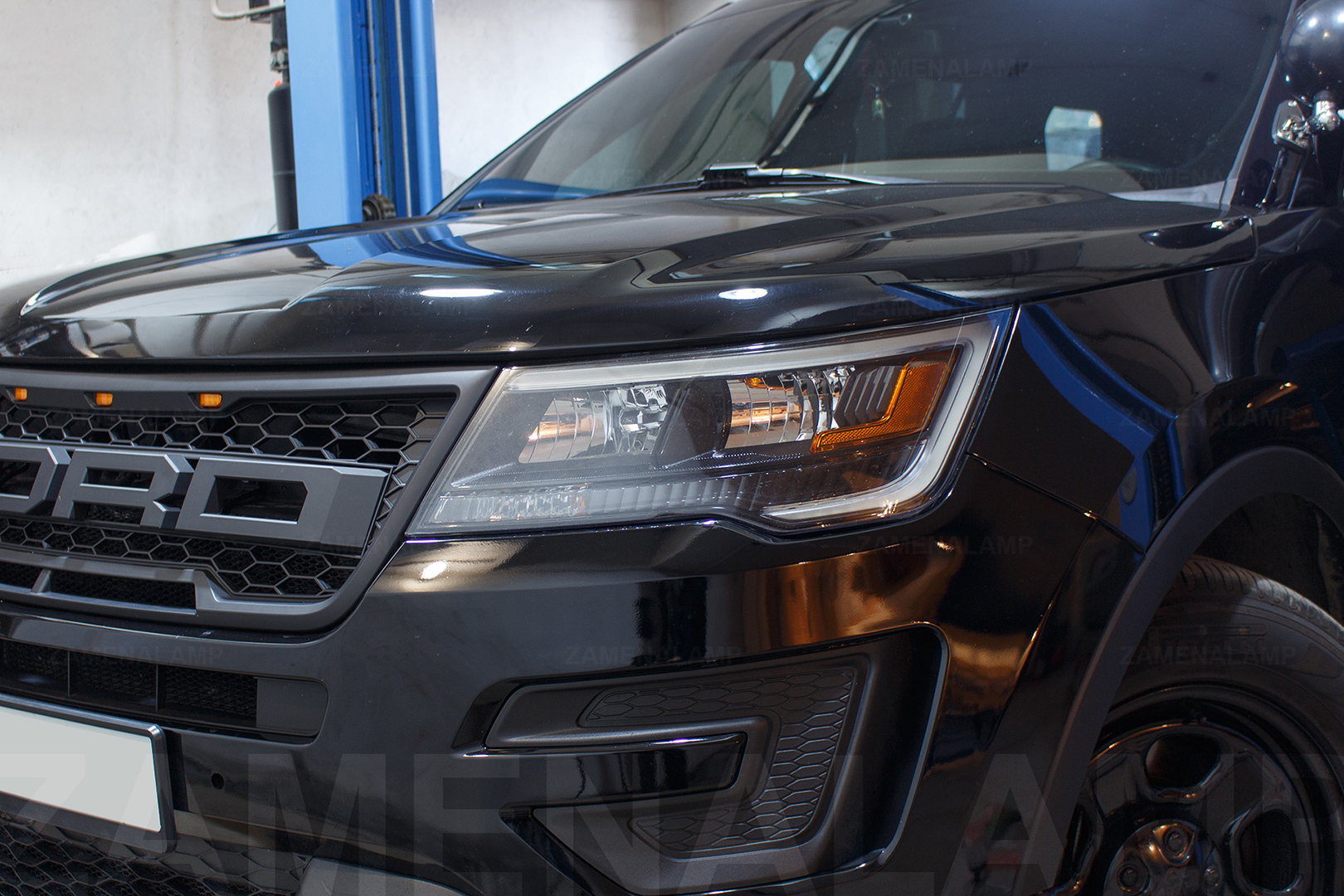 Зовнішній вигляд лівої фари Ford Explorer ДО початку робіт по встановленню світлодіодних лінз AOZOOM Bi-Led Laser