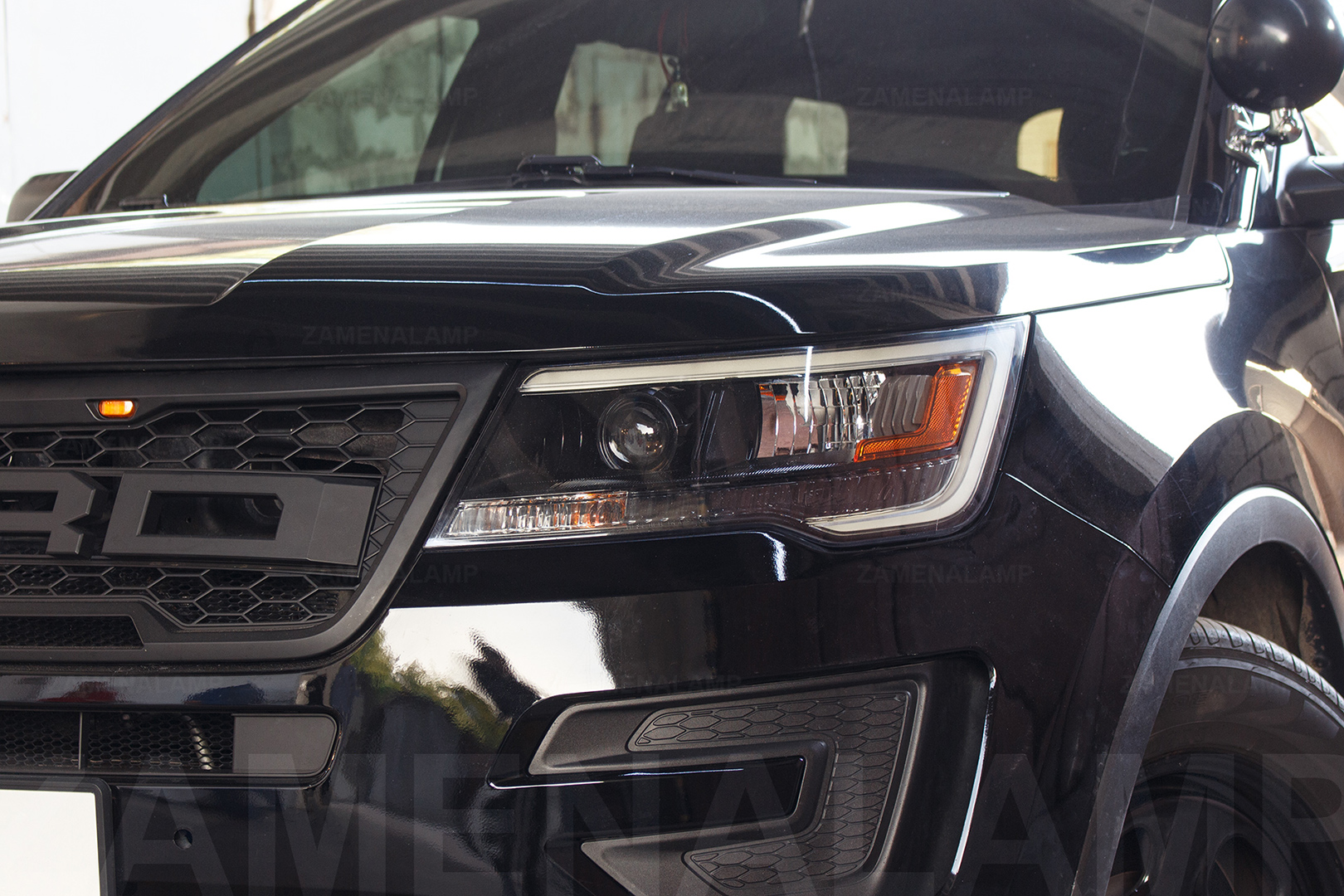 Зовнішній вигляд лівої фари Ford Explorer ПІСЛЯ встановлення світлодіодних лінз AOZOOM Bi-Led Laser