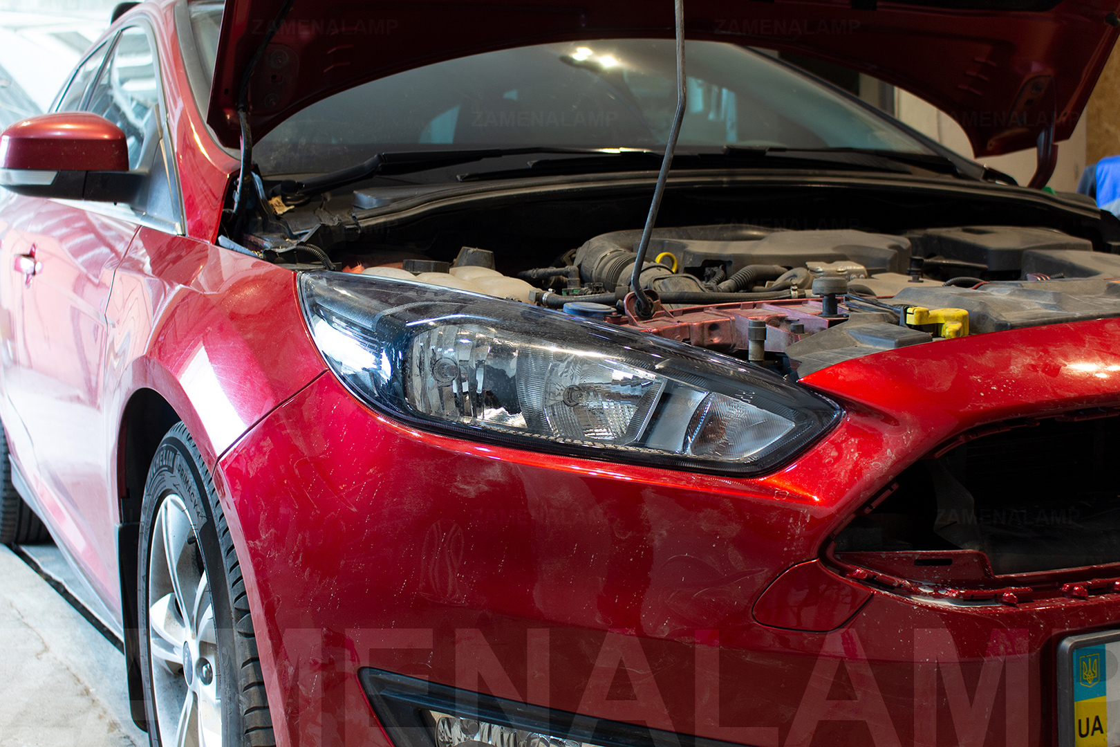 Зовнішній вигляд правої фари Ford Focus ДО початку робіт по встановленню біксенонових лінз