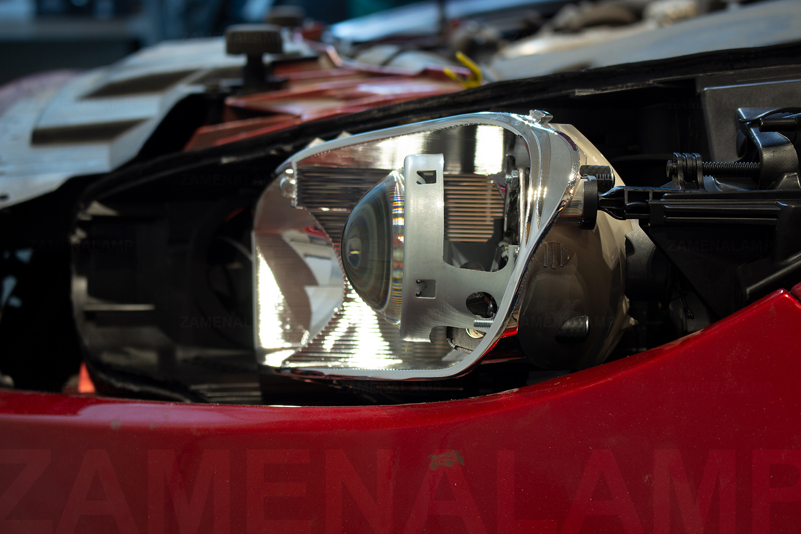 Закріпили біксенонову лінзу Hella 3R Universal в лівій фарі Ford Focus