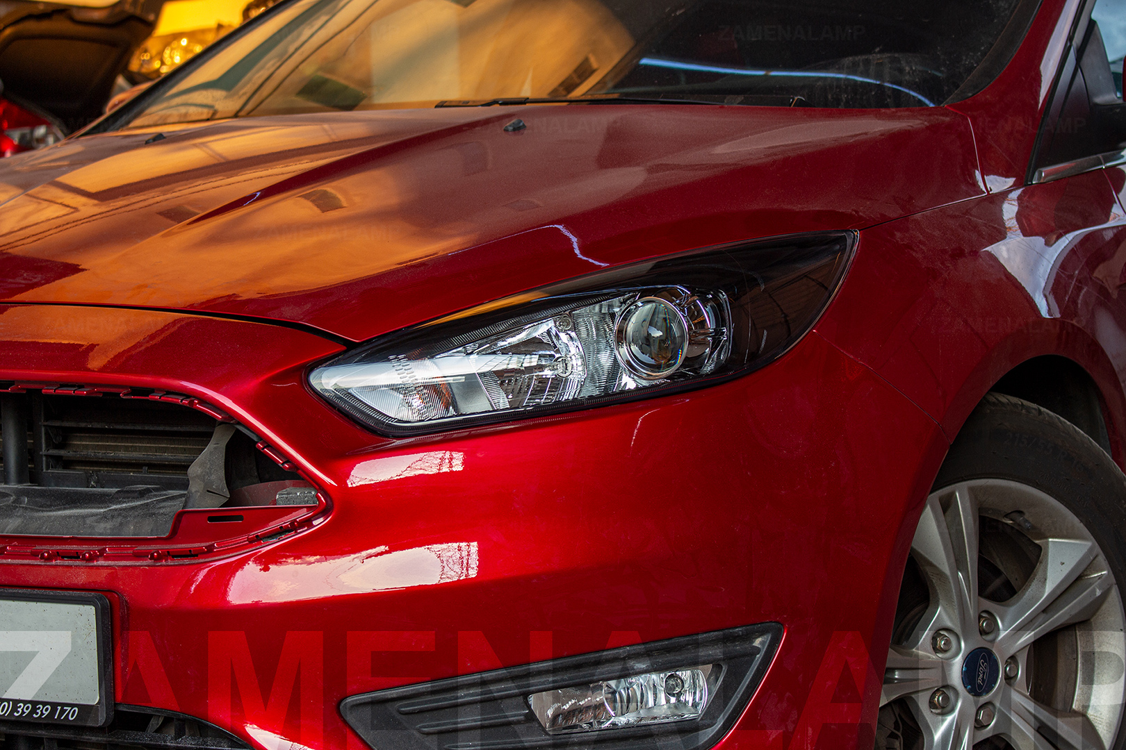 Зовнішній вигляд лівої фари Ford Focus ПІСЛЯ встановлення біксенонових лінз Hella 3R Universal