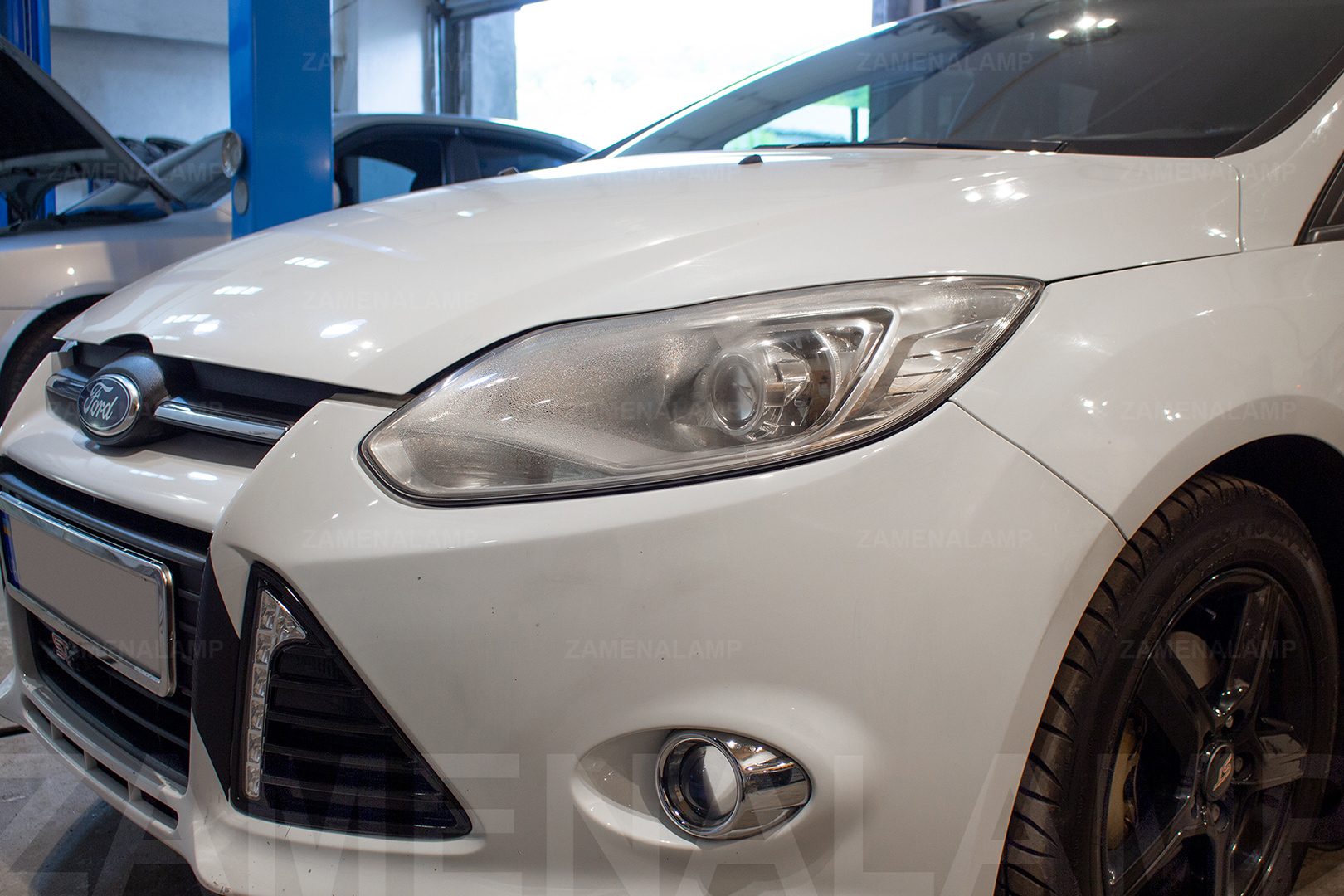 Зовнішній вигляд правої фари Ford Focus ДО початку робіт по встановленню біксенонових лінз