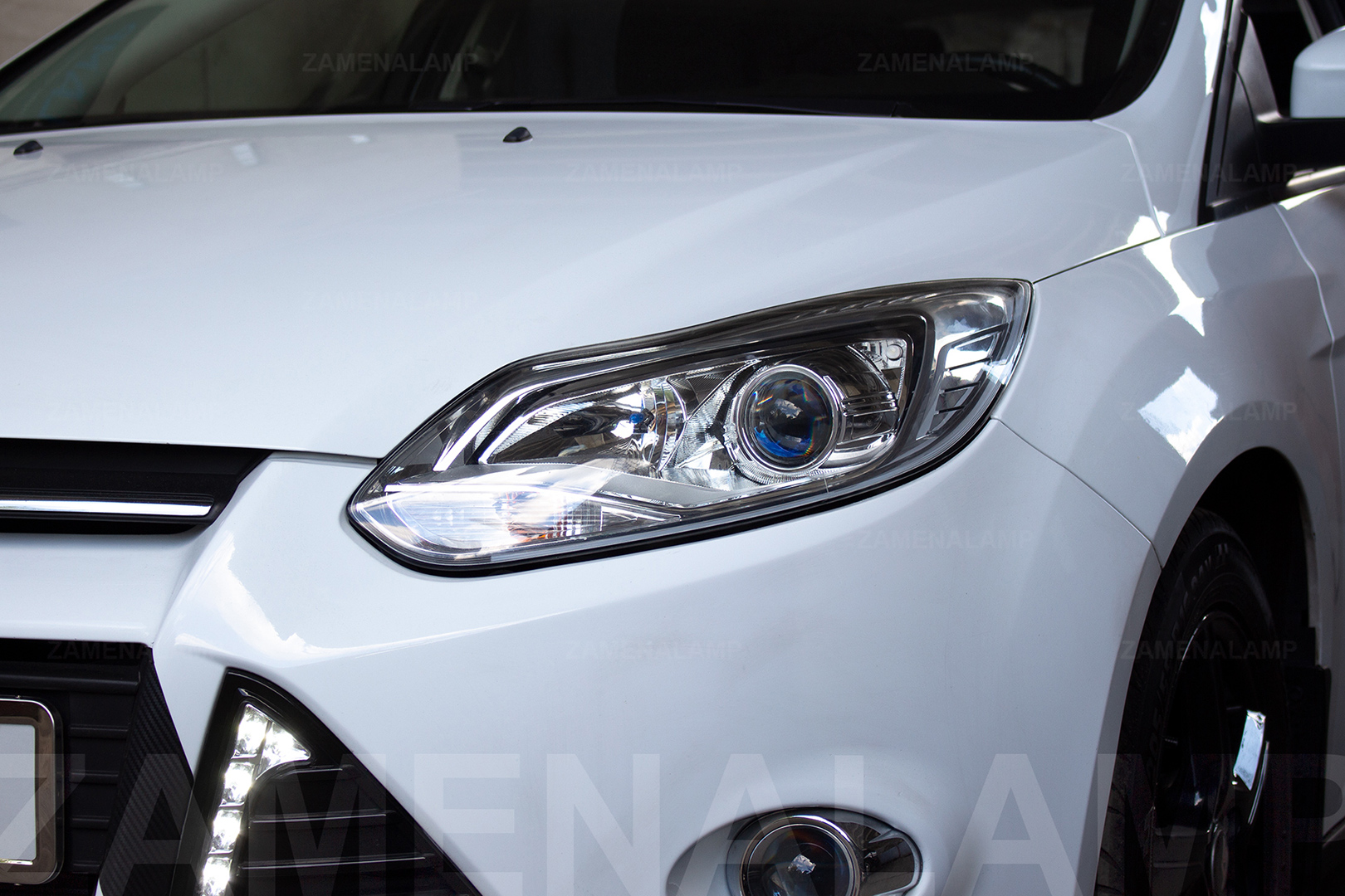Зовнішній вигляд лівої фари Ford Focus ПІСЛЯ встановлення біксенонових лінз Hella F1