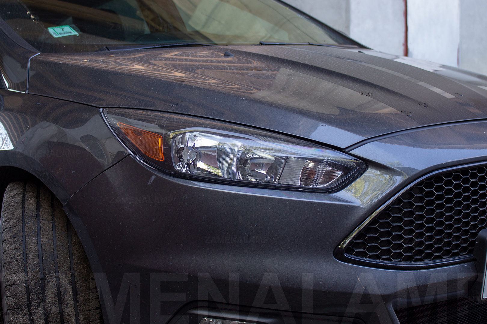 Зовнішній вигляд правої фари Ford Focus ST ДО початку робіт по встановленню біксенонових лінз