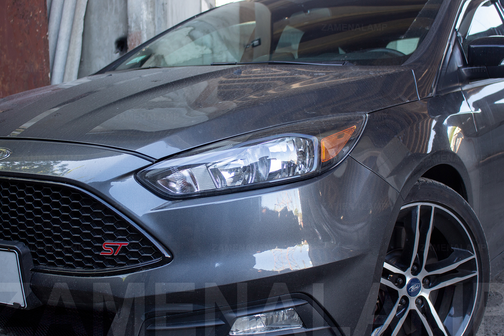 Зовнішній вигляд лівої фари Ford Focus ST ДО початку робіт по встановленню біксенонових лінз