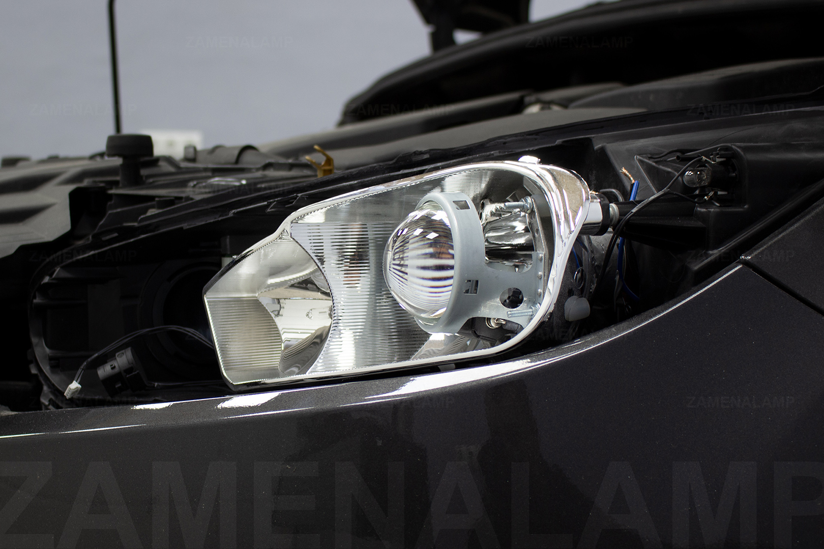 Закріпили біксенонову лінзу Hella 3R Universal в лівій фарі Ford Focus ST