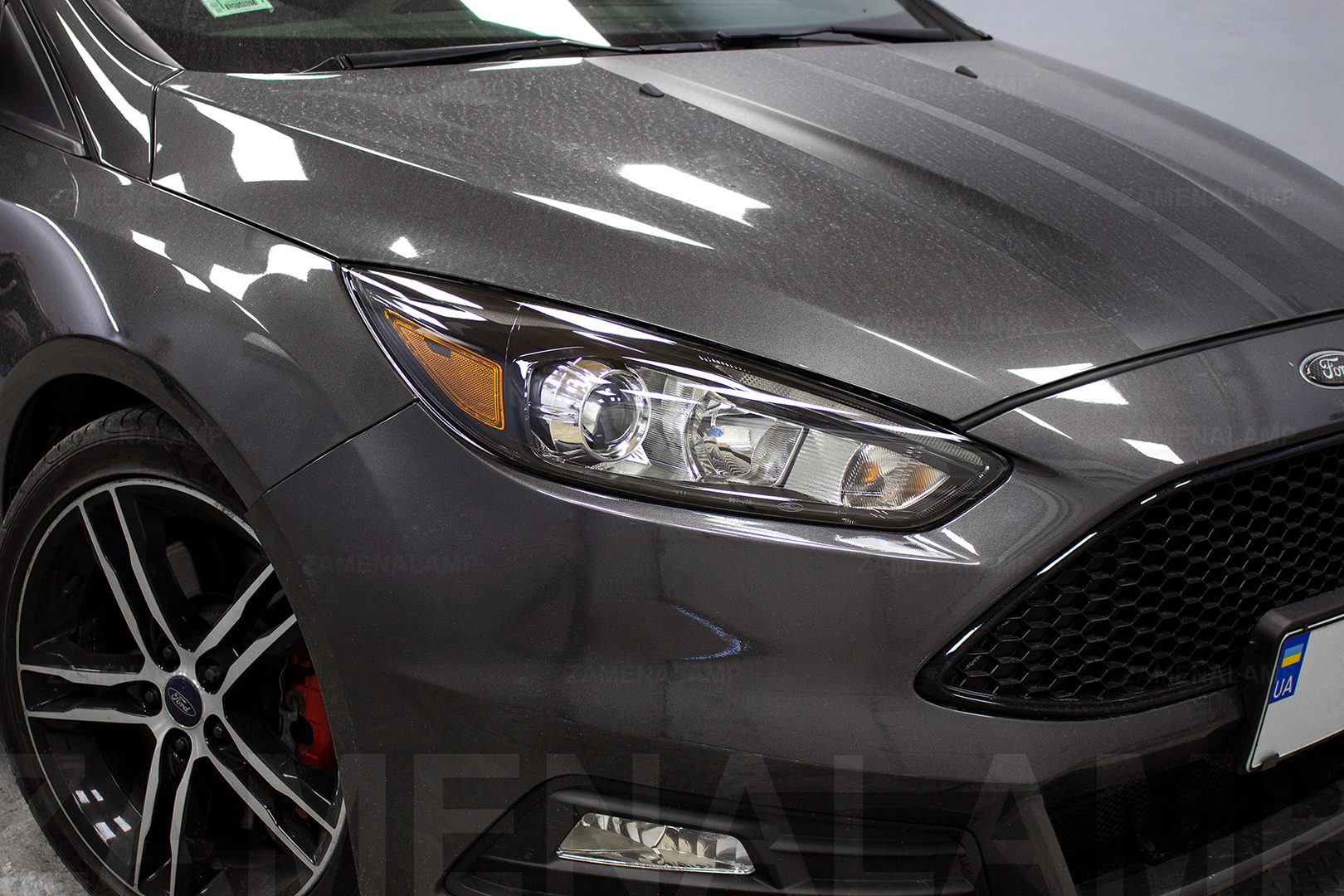 Зовнішній вигляд правої фари Ford Focus ST ПІСЛЯ встановлення біксенонових лінз Hella 3R Universal