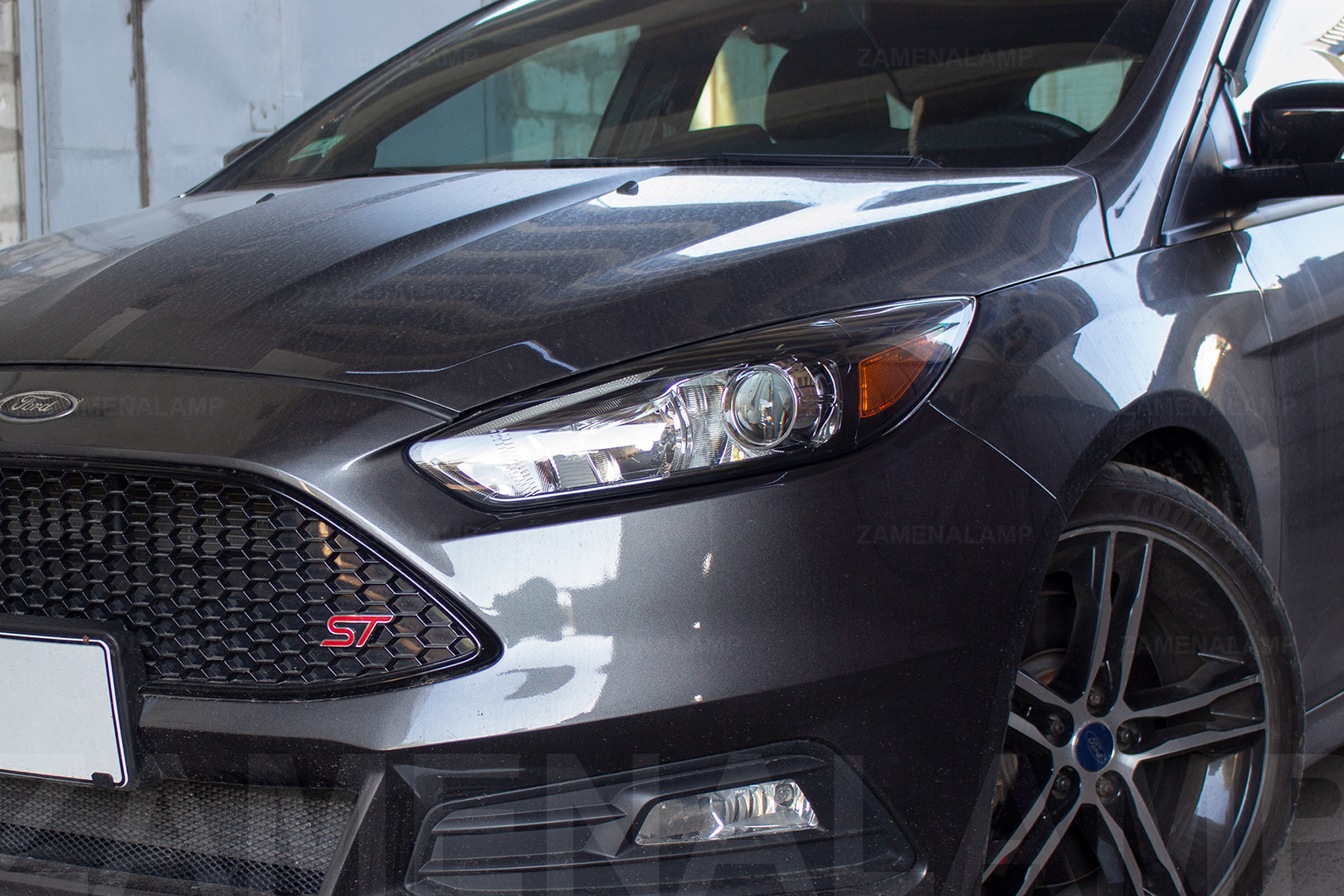 Зовнішній вигляд лівої фари Ford Focus ST ПІСЛЯ встановлення біксенонових лінз Hella 3R Universal