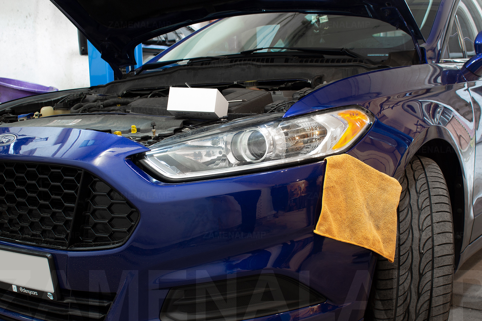 Зовнішній вигляд лівої фари Ford Fusion ДО початку робіт із заміни штатних галогенних лінз на біксенонові