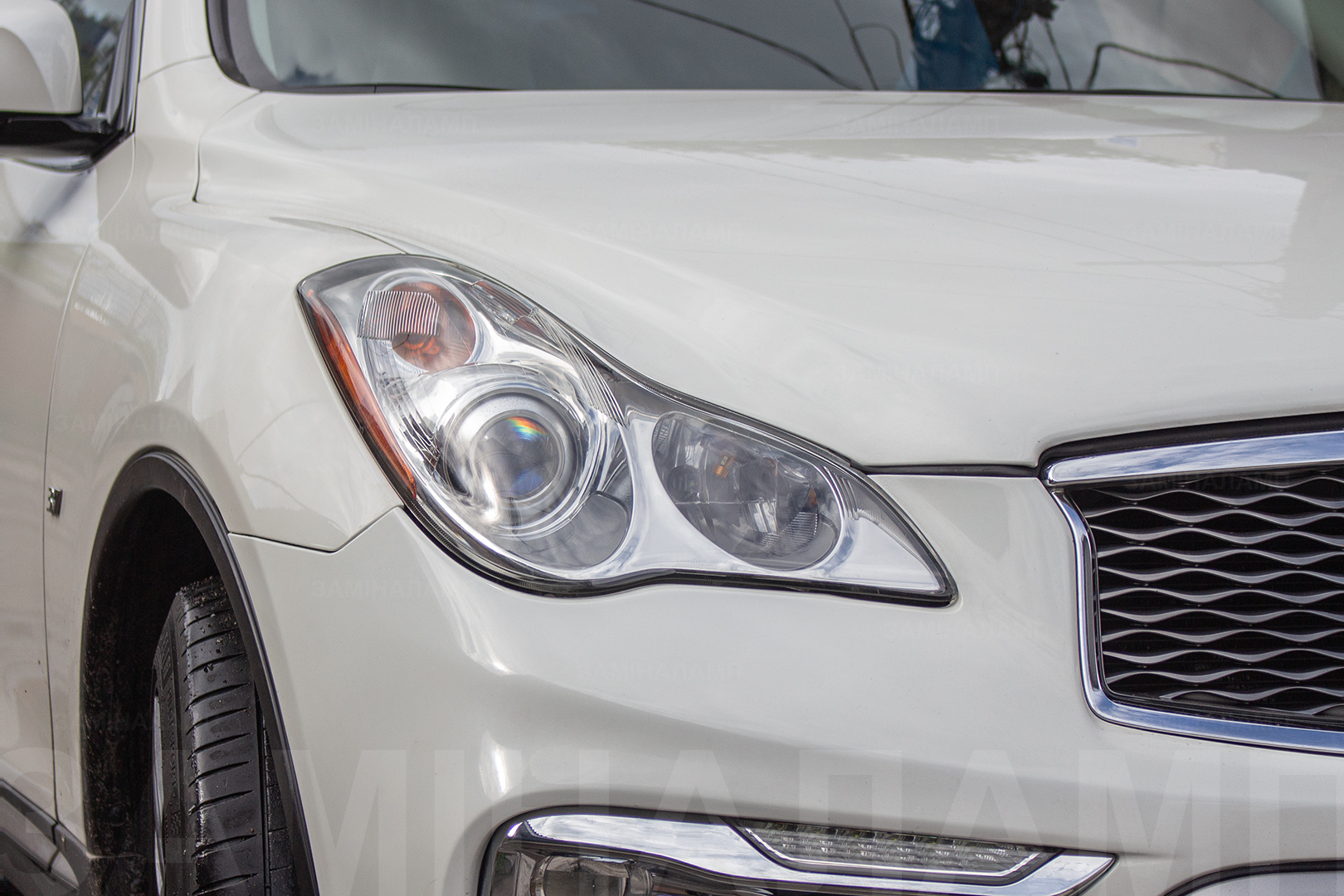 Зовнішній вигляд правої фари Infiniti QX50 ПІСЛЯ заміни штатних лінз на біксенонові лінзи Hella F1