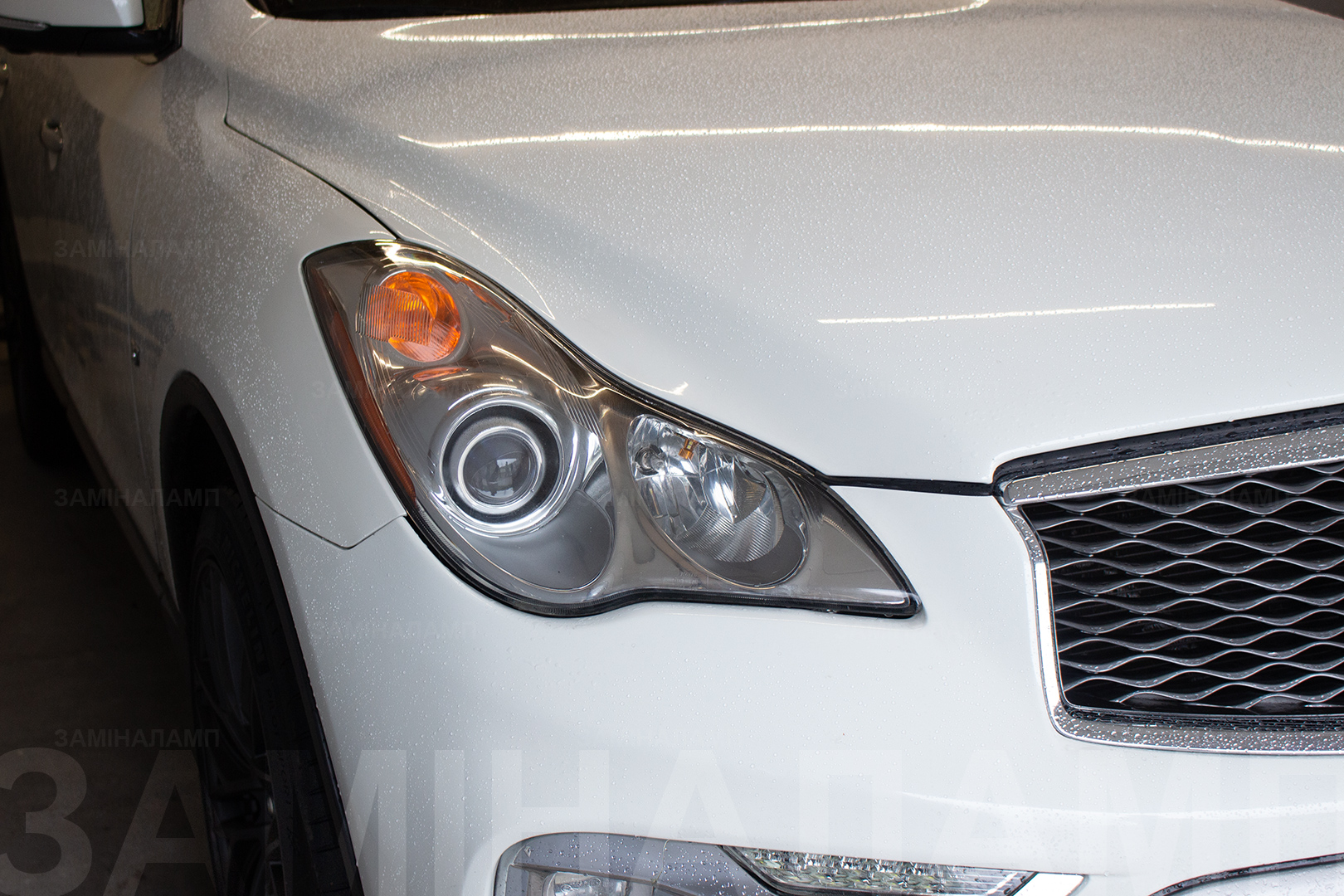 Зовнішній вигляд правої фари Infiniti QX50 ДО початку робіт із заміни штатних лінз на біксенонові лінзи Hella F1