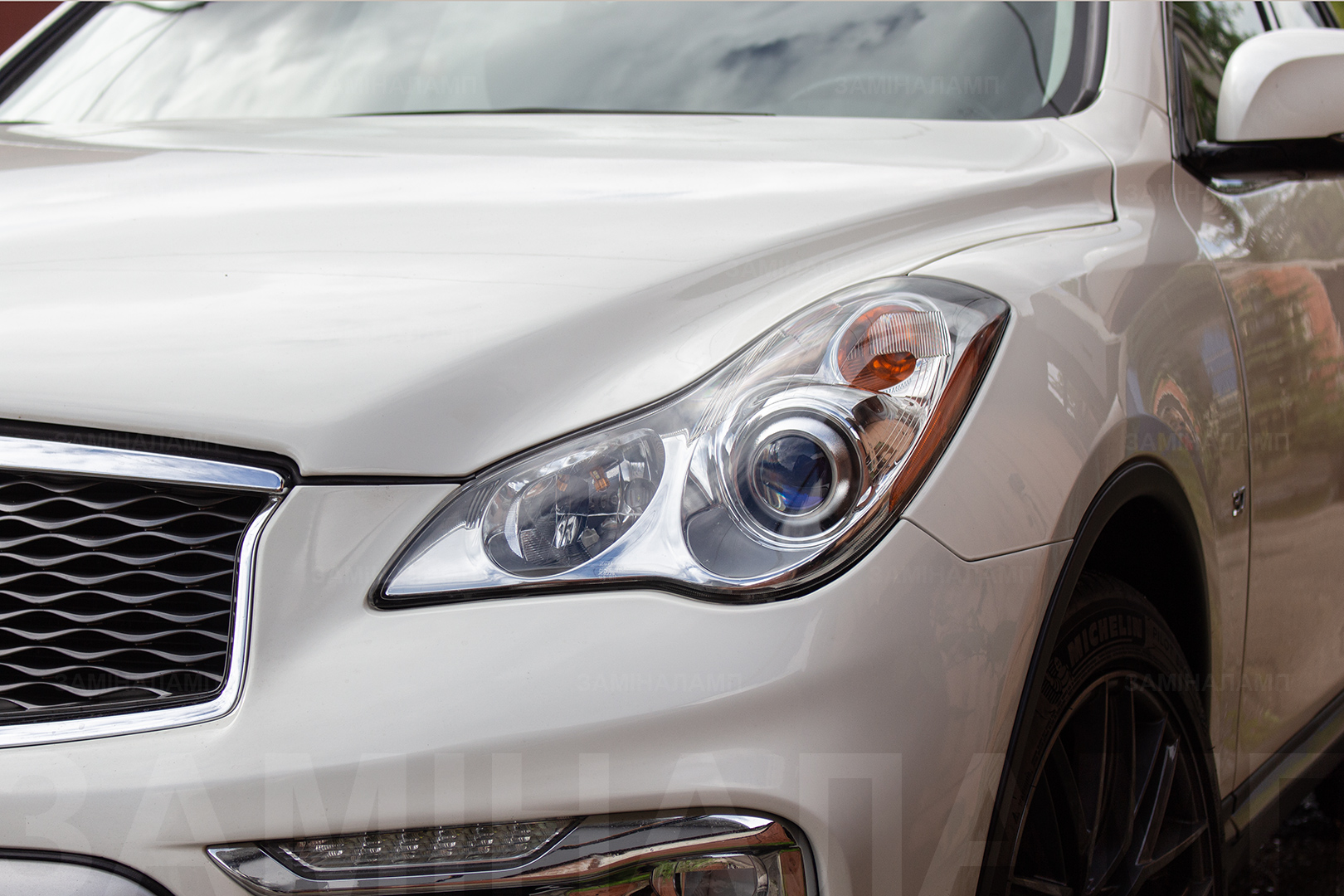 Зовнішній вигляд лівої фари Infiniti QX50 ПІСЛЯ заміни штатних лінз на біксенонові лінзи Hella F1
