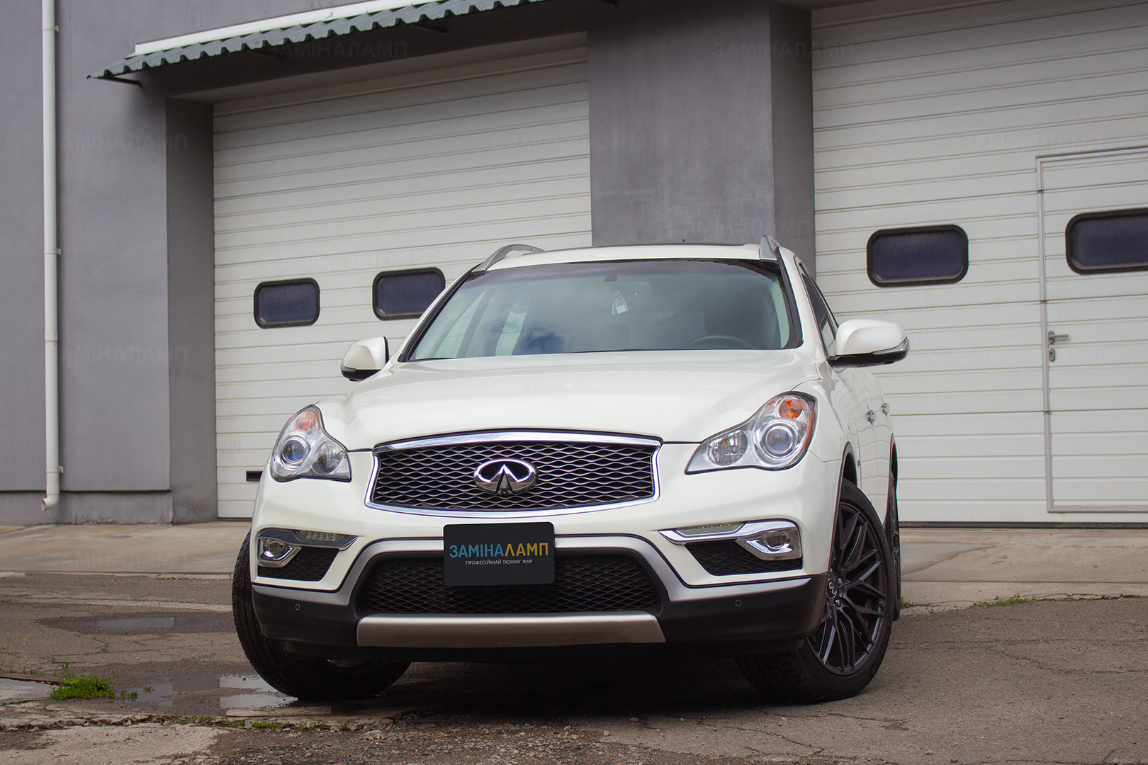 Infiniti QX50 заміна штатних лінз на Hella F1