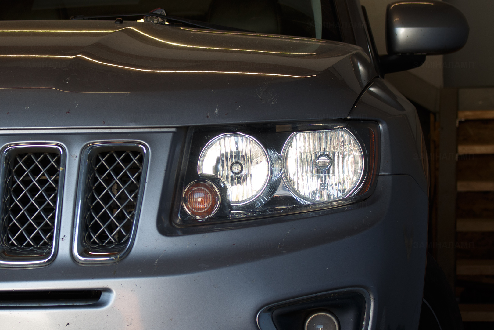 Зовнішній вигляд лівої фари Jeep Compass ДО початку робіт із встановлення біксенонових лінз Hella 5