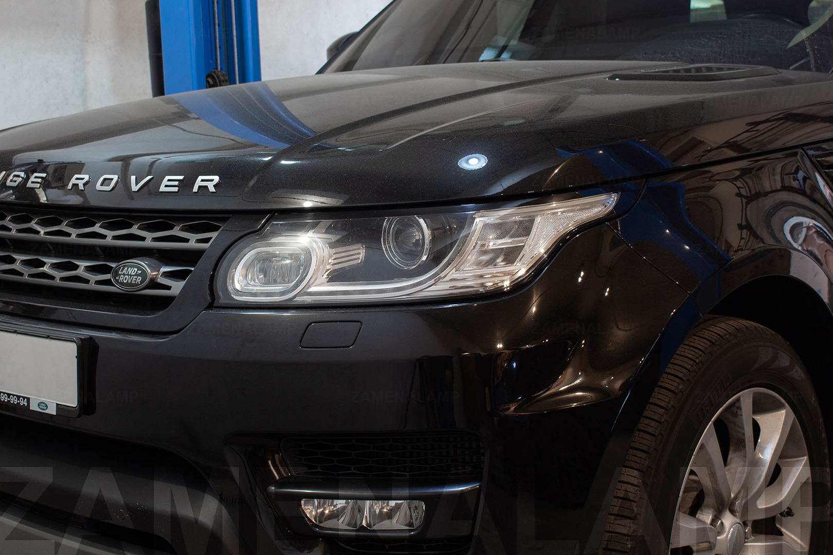 Зовнішній вигляд лівої фари Range Rover Sport ДО початку робіт із заміни штатних лінз на біксенонові лінзи Hella F1