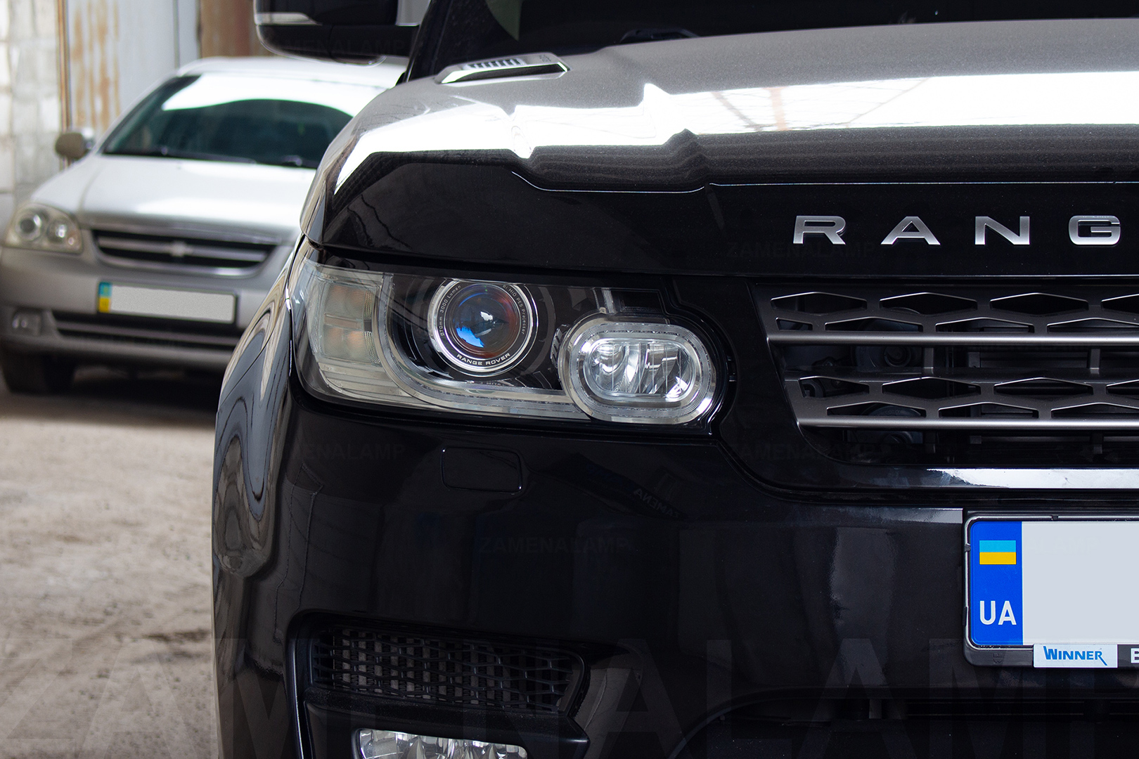 Зовнішній вигляд правої фари Range Rover Sport ПІСЛЯ заміни штатних лінз на біксенонові лінзи Hella F1