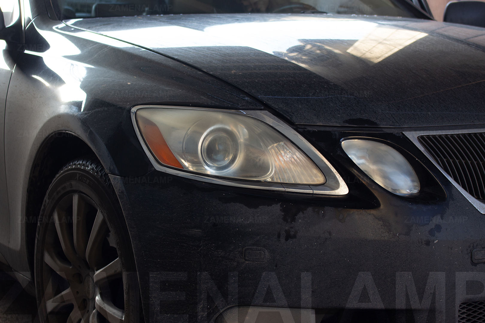 Зовнішній вигляд правої фари Lexus GS ДО початку робіт із заміни штатних лінз