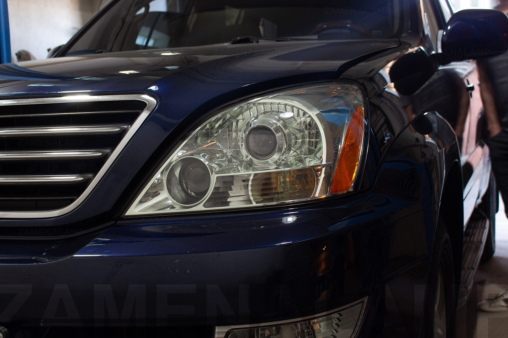 Зовнішній вигляд лівої фари Lexus GX 470 ДО початку робіт із заміни штатних лінз на біксенонові лінзи