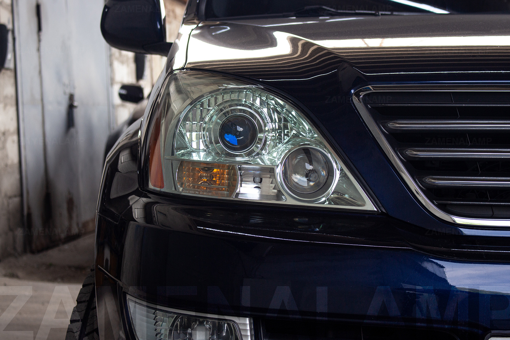 Зовнішній вигляд правої фари Lexus GX 470 ПІСЛЯ заміни штатних лінз на Hella 5 Blue