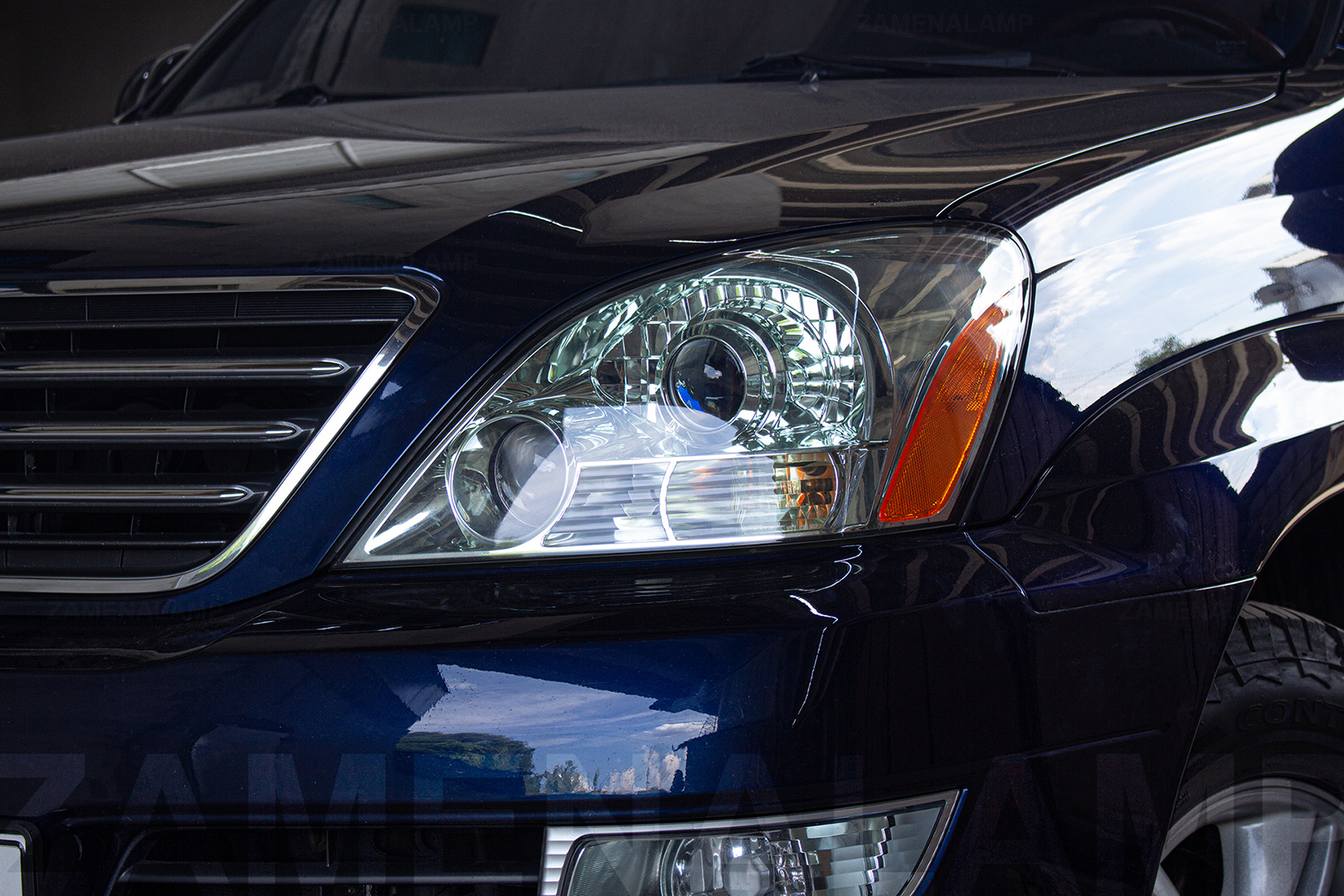 Зовнішній вигляд лівої фари Lexus GX 470 ПІСЛЯ заміни штатних лінз на Hella 5 Blue