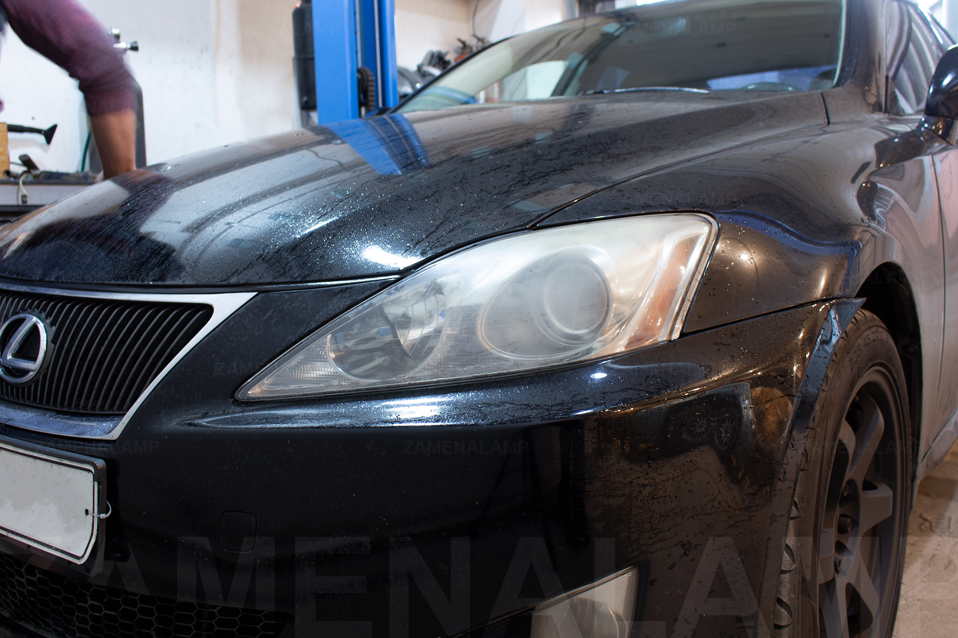 Зовнішній вигляд лівої фари Lexus IS ДО початку робіт із заміни штатних лінз