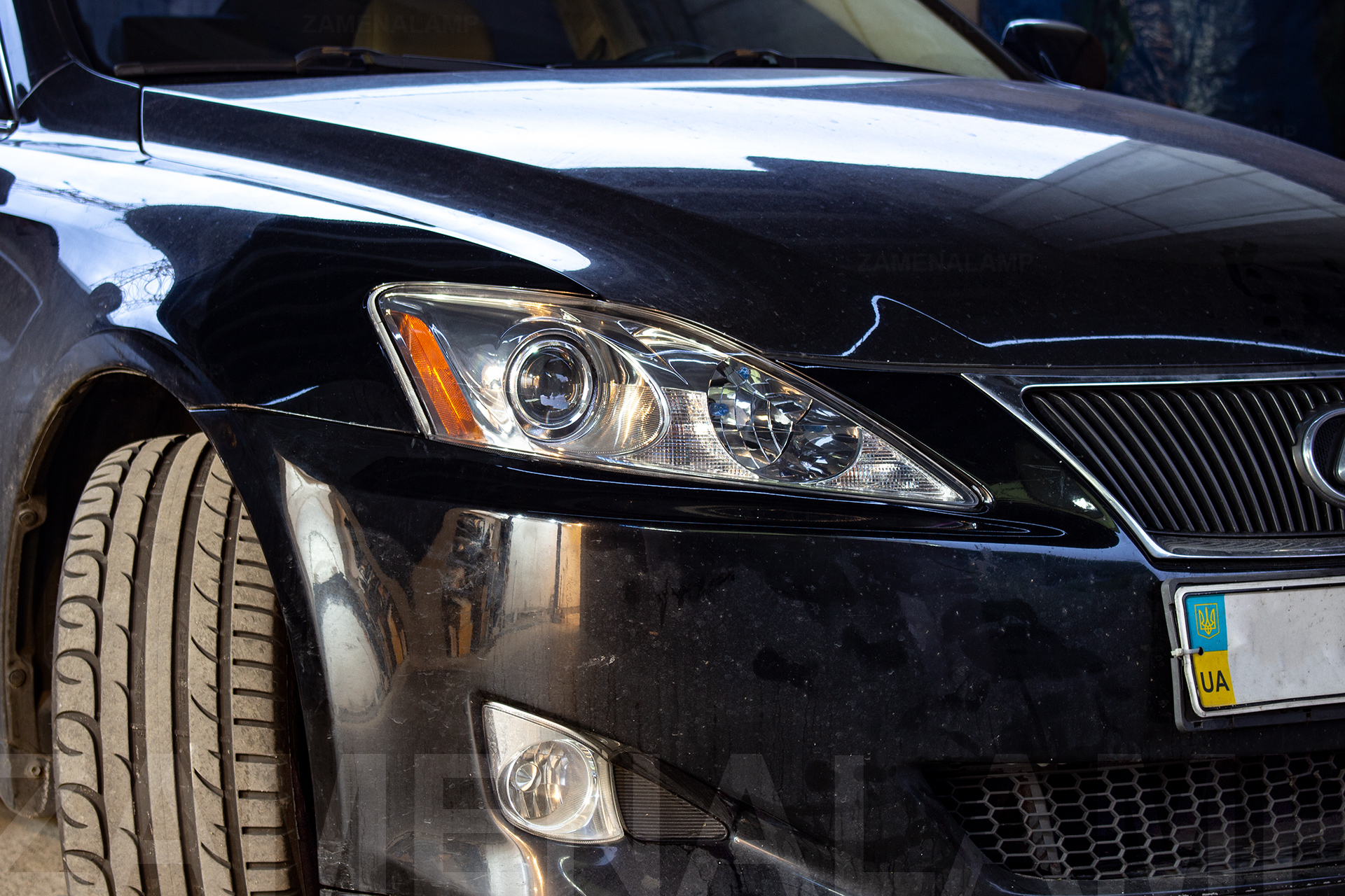 Зовнішній вигляд правої фари Lexus IS ПІСЛЯ заміни штатних лінз на біксенонові лінзи Koito Q5 та бронювання поліуретановою плівкою