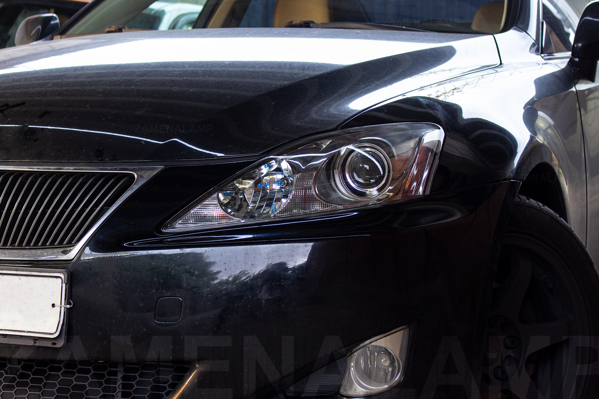 Зовнішній вигляд лівої фари Lexus IS ПІСЛЯ заміни штатних лінз на біксенонові лінзи Koito Q5 та бронювання поліуретановою плівкою