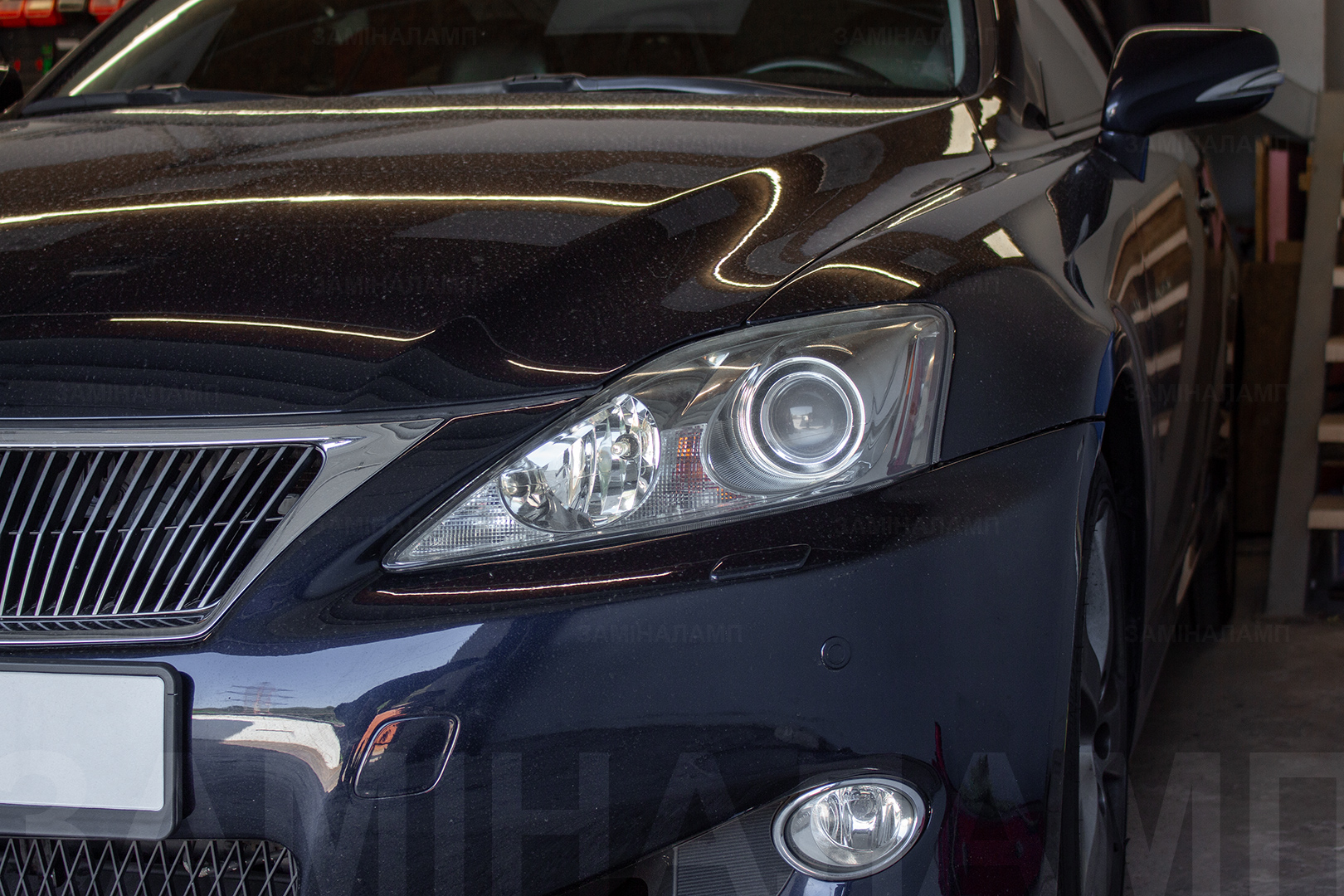 Зовнішній вигляд лівої фари Lexus IS ДО початку робіт із заміни штатних лінз на Bi-Led T-Rex Pro