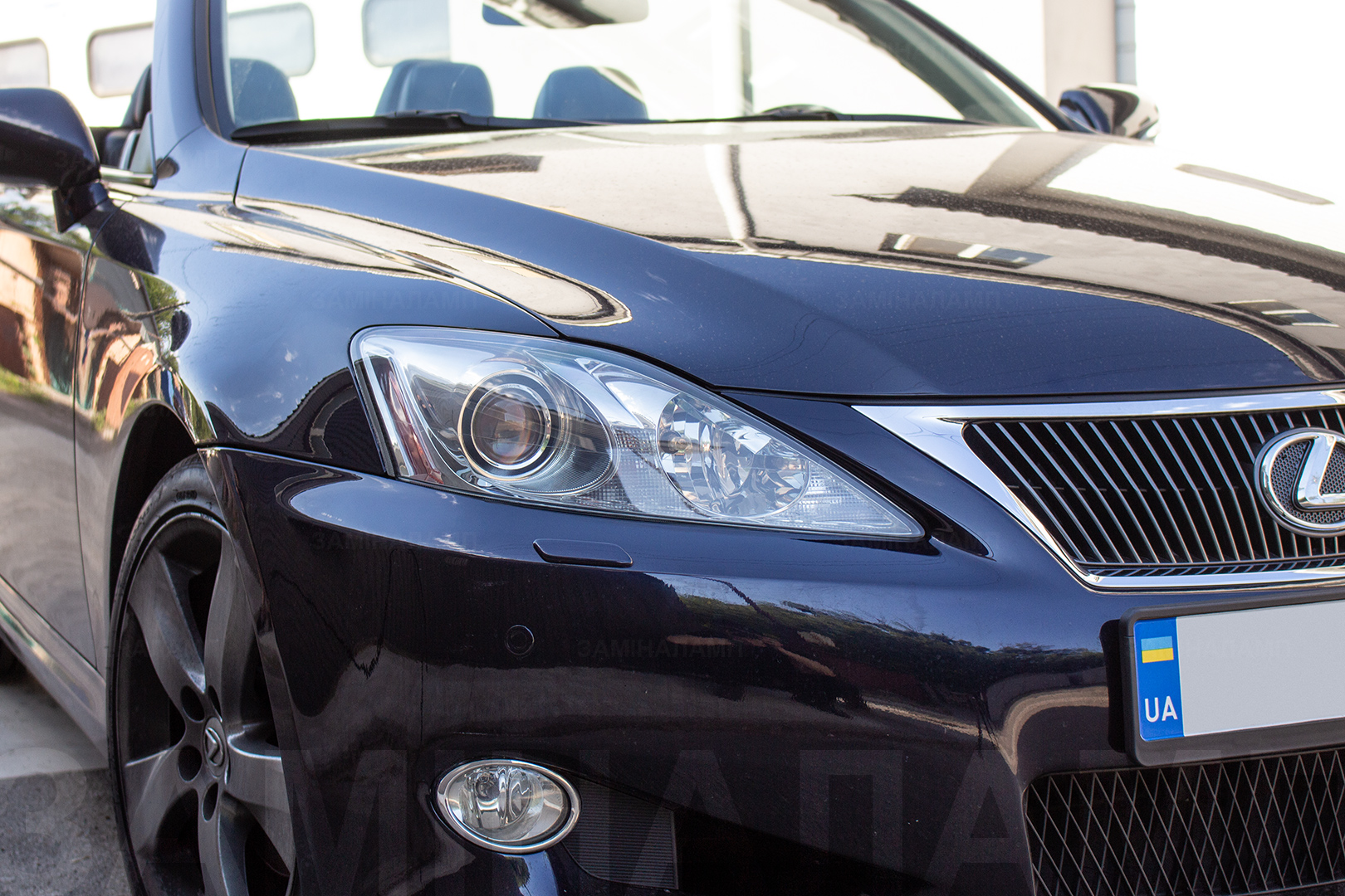 Зовнішній вигляд правої фари Lexus IS ПІСЛЯ заміни штатних лінз на світлодіодні лінзи Bi-Led T-Rex Pro