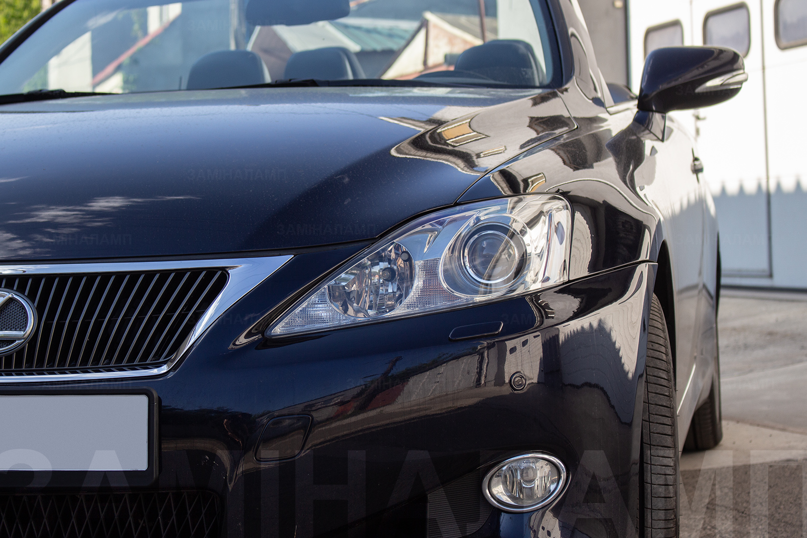 Зовнішній вигляд лівої фари Lexus IS ПІСЛЯ заміни штатних лінз на світлодіодні лінзи Bi-Led T-Rex Pro