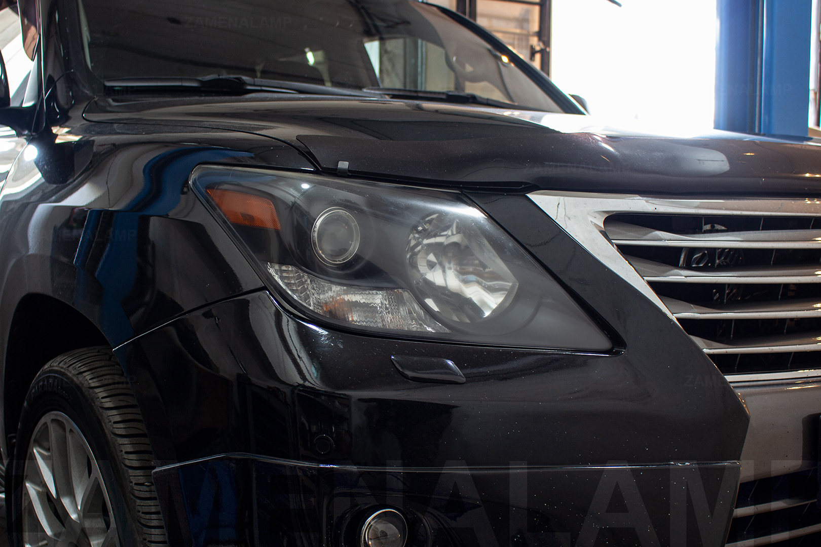 Зовнішній вигляд правої фари Lexus LX 570 ДО початку робіт з шліфування, полірування та бронювання фар плівкою